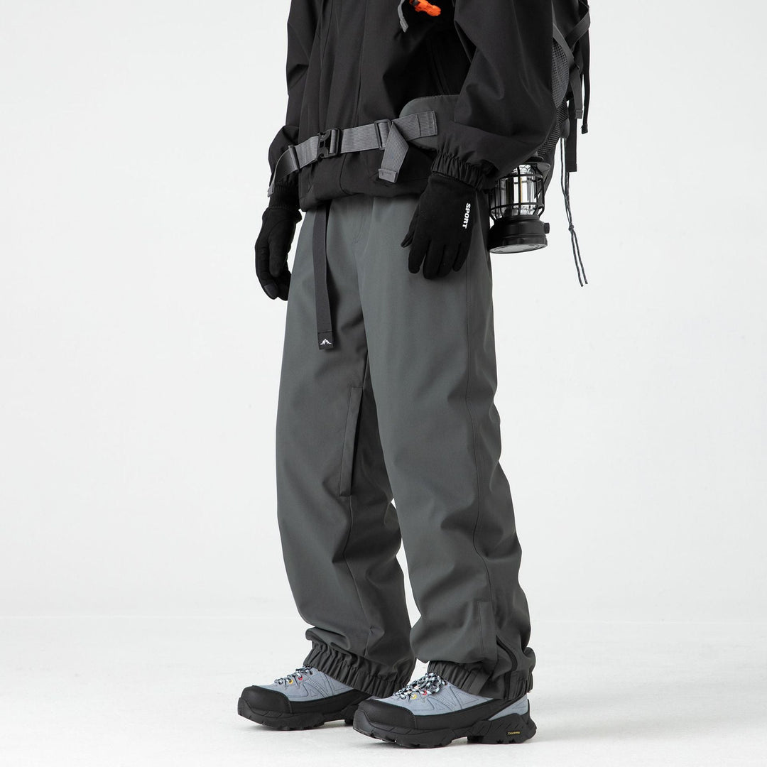 Warme Herren Schneehose aus Hardshell-Material. Bietet besten Komfort & Schutz bei Winter-Outdoor-Aktivitäten.