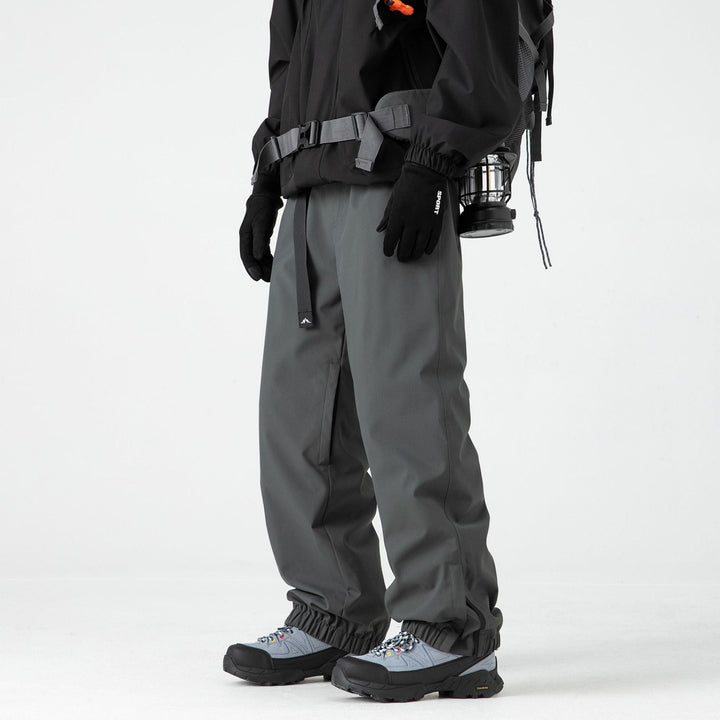 Warme Herren Schneehose aus Hardshell-Material. Bietet besten Komfort & Schutz bei Winter-Outdoor-Aktivitäten.