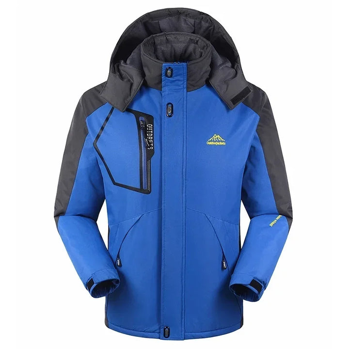 Detailansicht der warmen Herren Winterjacke mit Kapuze. Hochwertige Schneejacke für optimalen Schutz beim Skifahren.