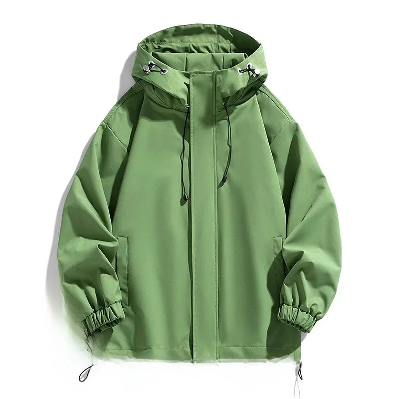 Mann posiert in warmer Herren Skijacke in Übergröße mit Kapuze. Perfekte Skibekleidung für Wintersport.