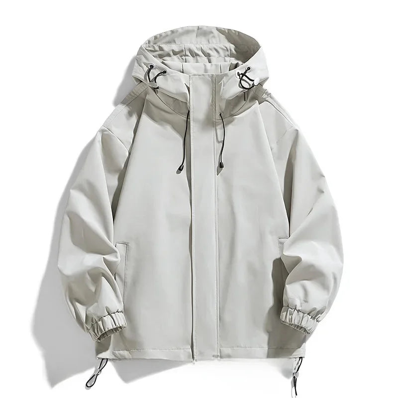Seitenansicht der warmen Herren Skijacke in Übergröße mit Kapuze. Komfortable Outdoor-Winterjacke.
