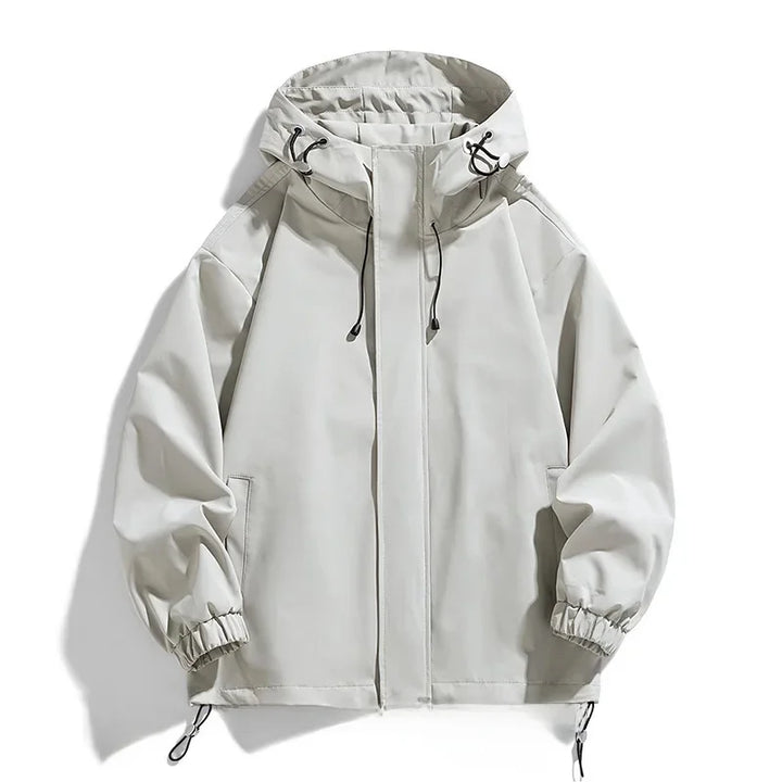 Seitenansicht der warmen Herren Skijacke in Übergröße mit Kapuze. Komfortable Outdoor-Winterjacke.