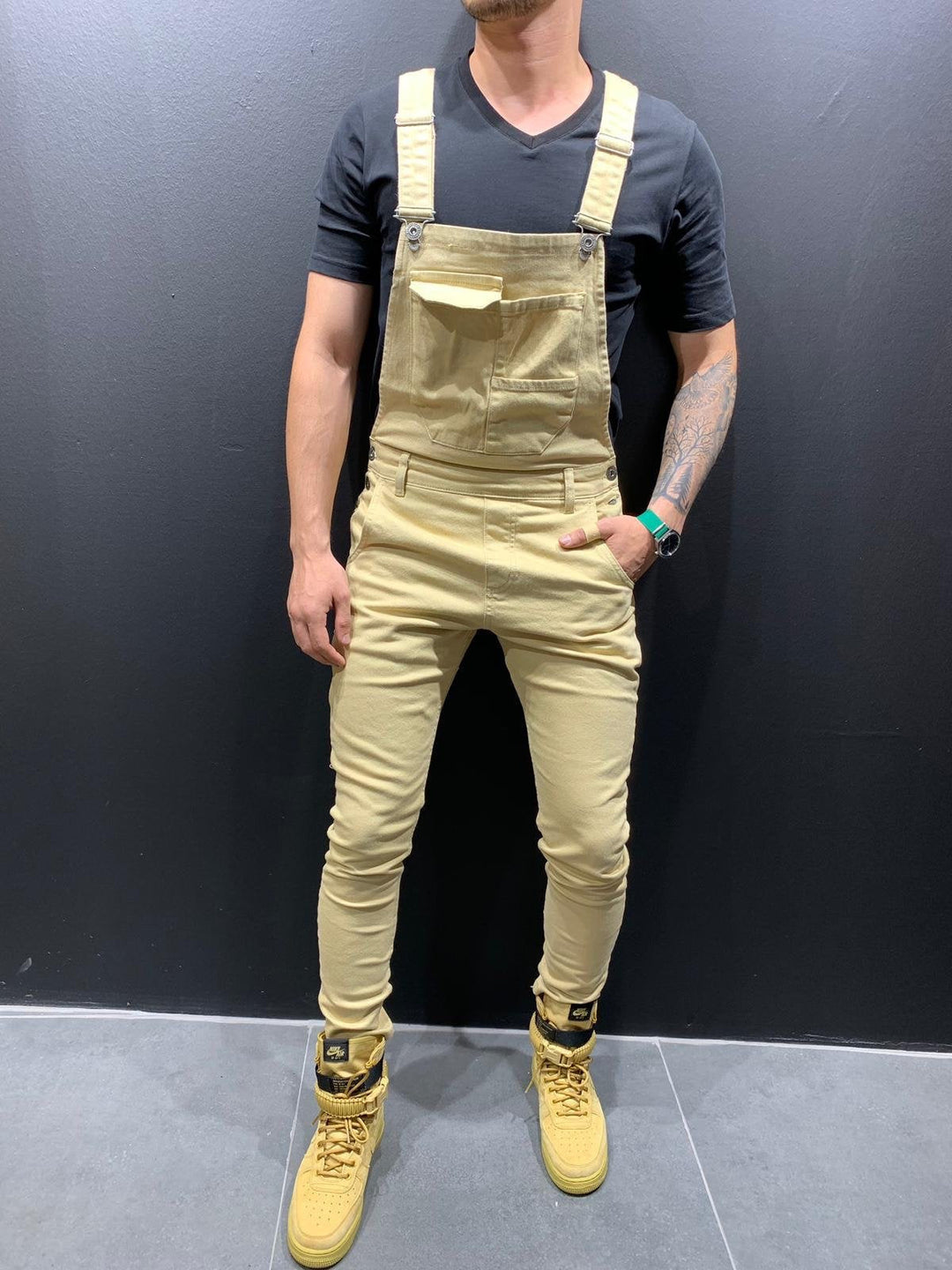 Eng anliegender Herren Overall aus Denim, Skinny Fit, mit Klappentasche für urbanen Freizeitlook.