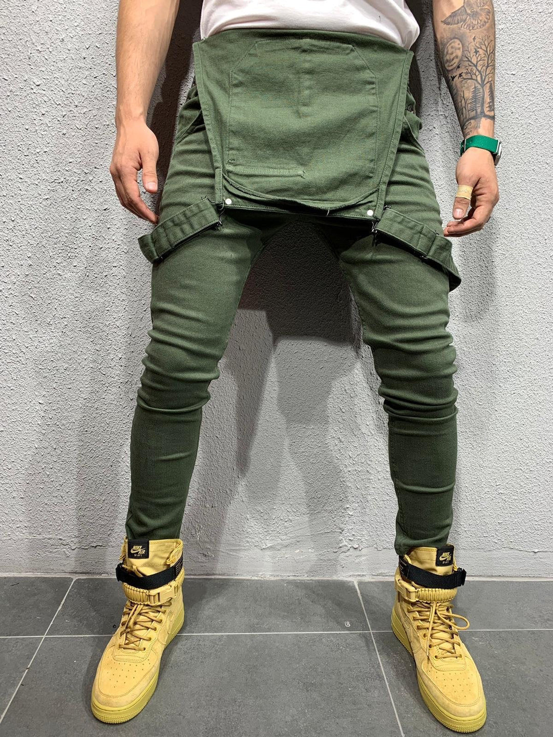 Modischer Herren Denim Overall im Slim Fit, mit praktischer Klappentasche, perfekt für Streetwear.