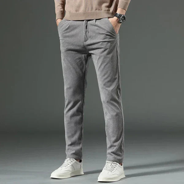 Herren Slim Fit Cordhose, elegant & bequem, ideal für Business & Freizeit im Herbst.