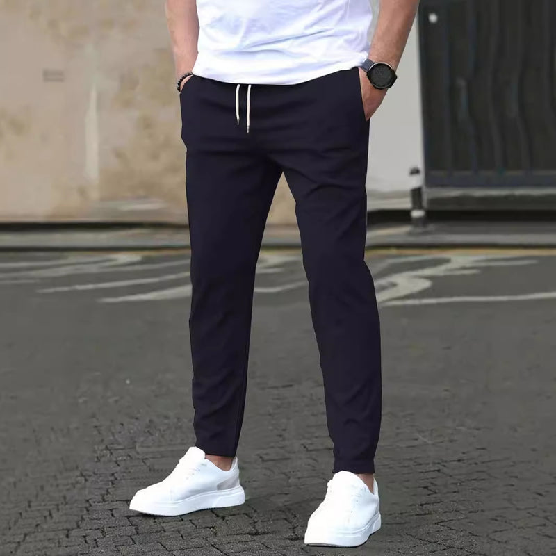 Herren Slim Fit Cropped Straight Hose in Grau, modern & vielseitig für Alltag und Business Casual Outfits.