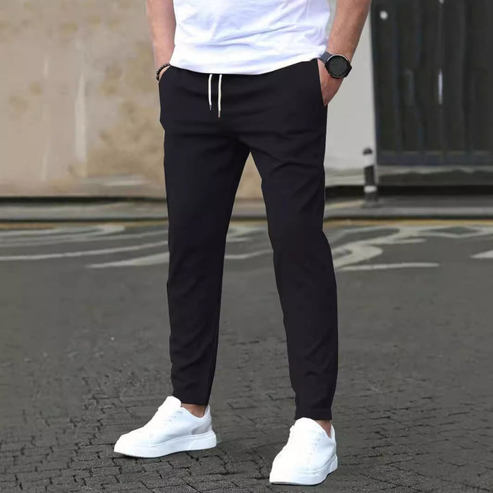 Moderne Herren-Freizeithose Slim Fit, verkürzt & gerade, ideal als Alltagshose oder Business Casual.