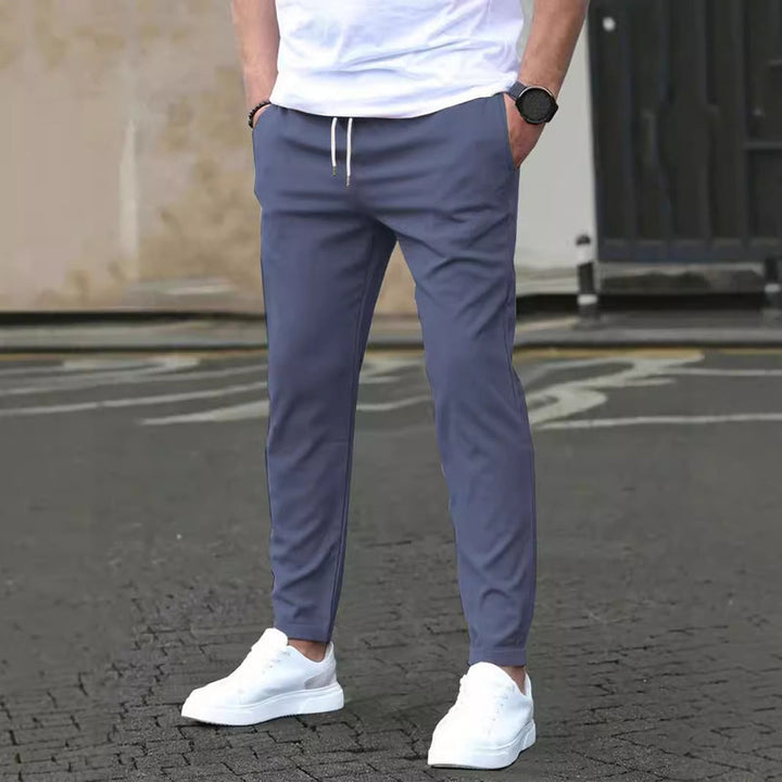 Vielseitige Cropped Straight Hose für Herren, Slim Fit Design, perfekt für Frühling und entspannte Outfits.