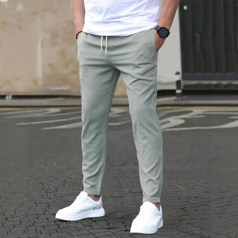 Bequeme Herren Cropped Hose Slim Fit, gerader Schnitt, ideal für einen modernen, lässigen Sommer-Look.