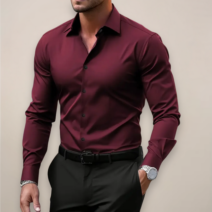 Nahaufnahme des eleganten Slim Fit Business Hemdes für Herren, ideal für Frühjahr und Büro.