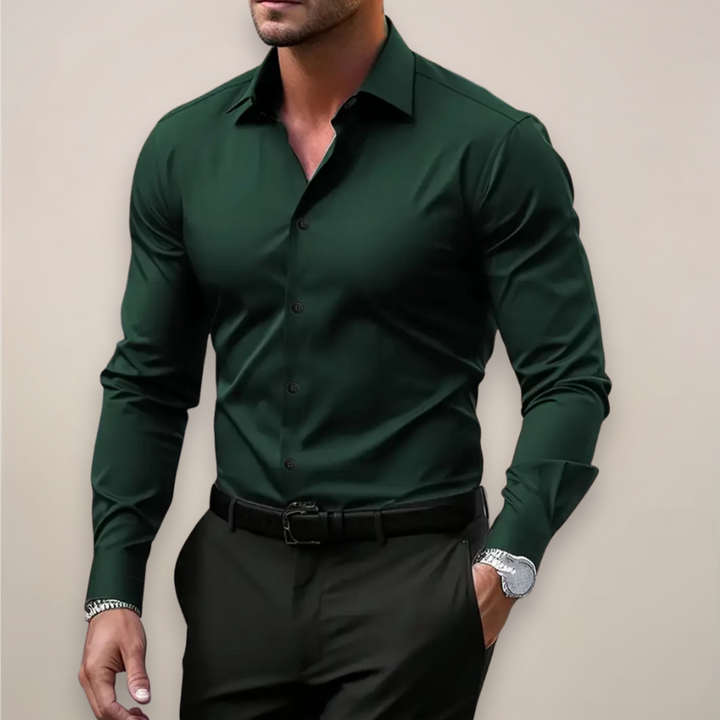Mann trägt modernes Slim Fit Herrenhemd. Vielseitiges Business & Freizeit Hemd für Frühjahr.