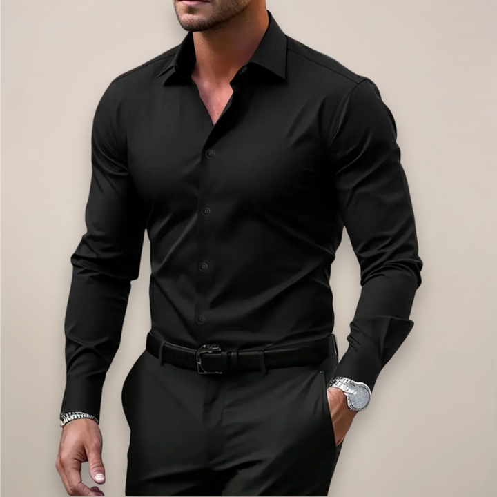 Geknöpftes Herren Slim Fit Hemd auf Bügel. Modernes Langarmhemd für Business & Frühjahr.