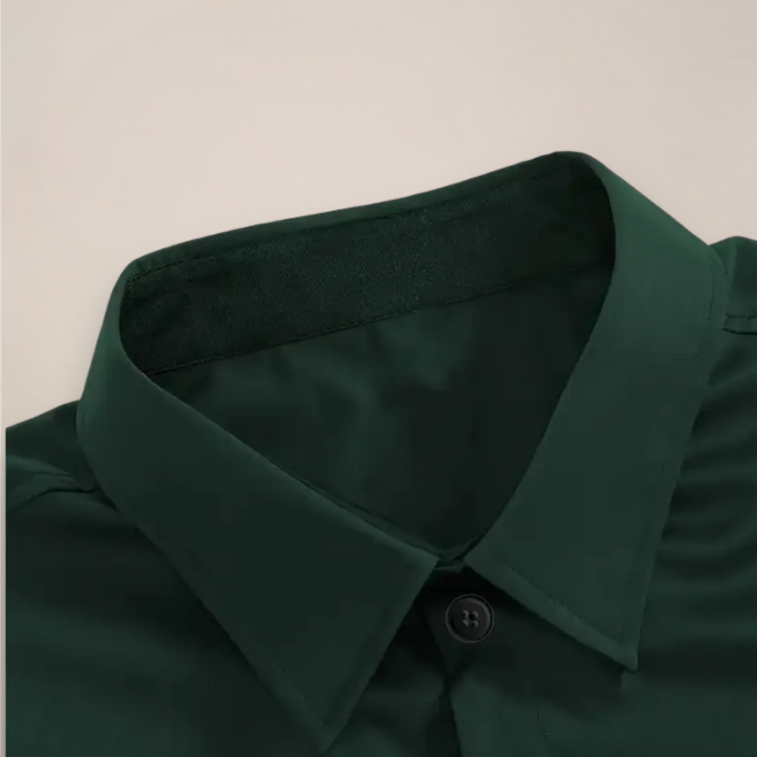 Struktur des hochwertigen Slim Fit Herrenhemdes. Bequemes Langarm Business Hemd für Frühjahr.
