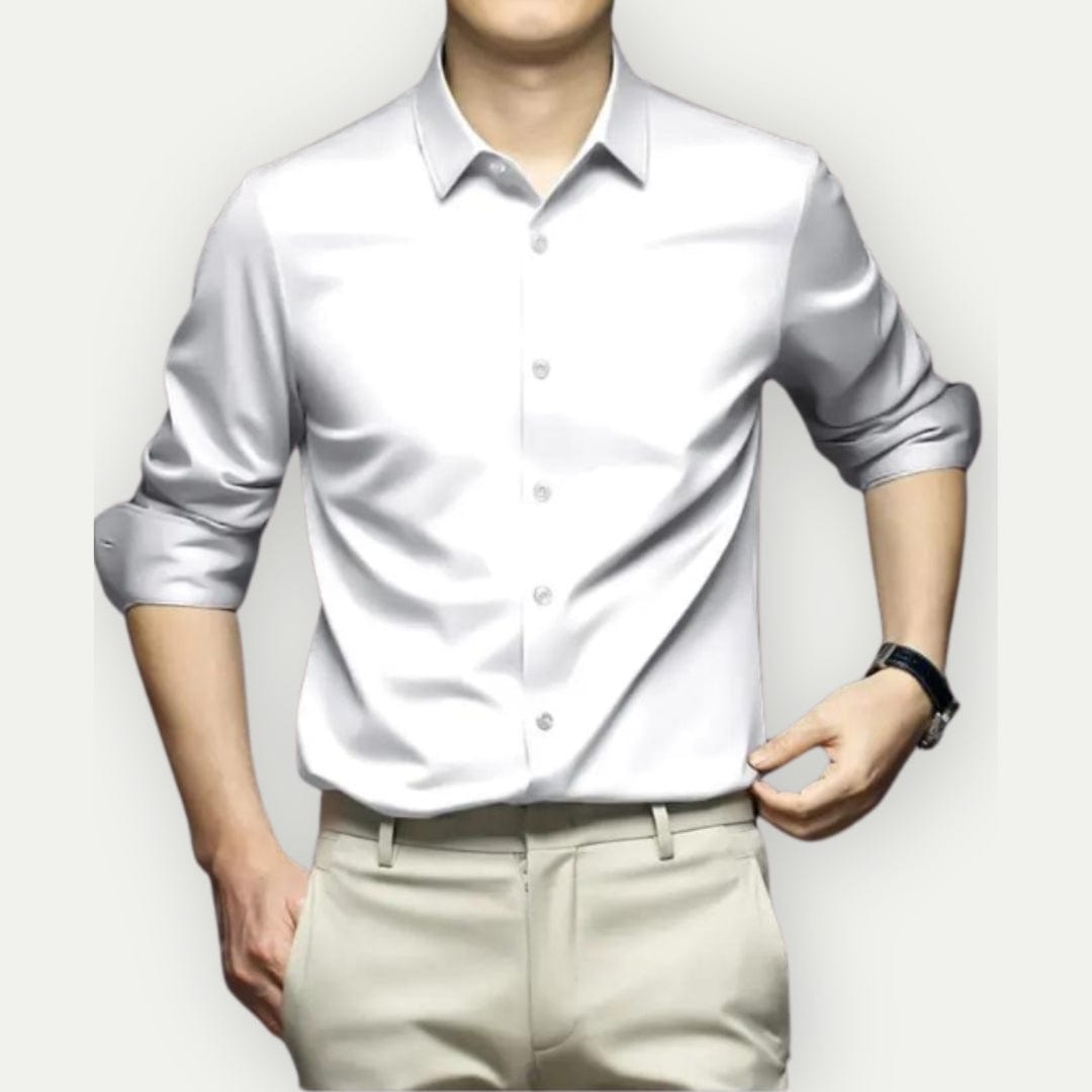 Nahaufnahme des Stoffes vom faltenfreien, bügelfreien Slim-Fit Herrenhemd, atmungsaktive Qualität.