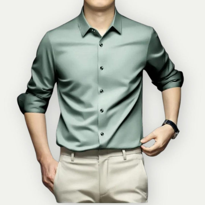 Elegantes Slim-Fit Herrenhemd, bügelfrei, faltenfrei, unter Sakko getragen, perfektes Business-Hemd.