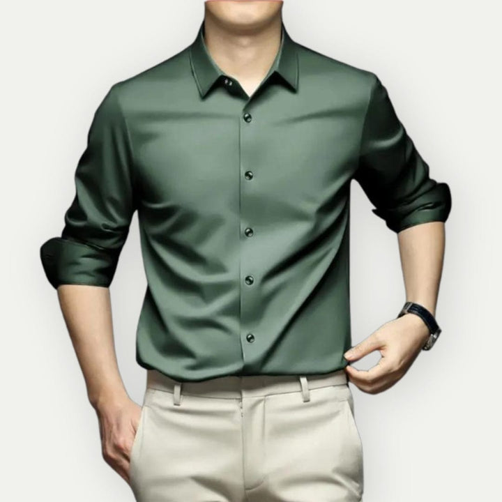 Manschettendetail des langärmeligen Slim-Fit Herrenhemdes, bügelfrei und faltenfrei, hochwertige Herrenmode.
