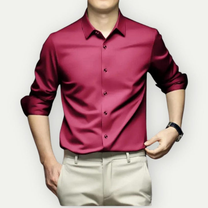 Model trägt faltenfreies Slim-Fit Business-Hemd in Dunkelblau, bügelfrei, stilvolle Herrenmode.