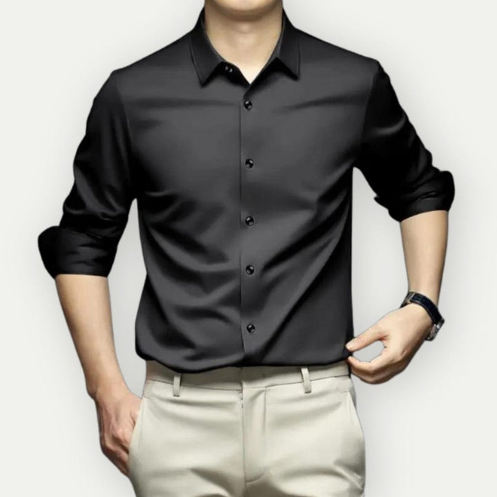 Rückenansicht des bügelfreien, faltenfreien Slim-Fit Herrenhemdes, perfekte Passform, elegantes Oberteil.