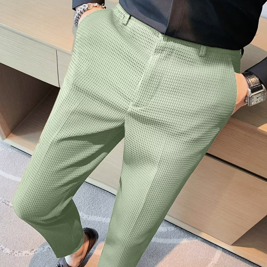 Herren Slim-Fit Hose Dominic, strukturiert. Modern für Frühling & Büro. Elegant, komfortabel & vielseitig.