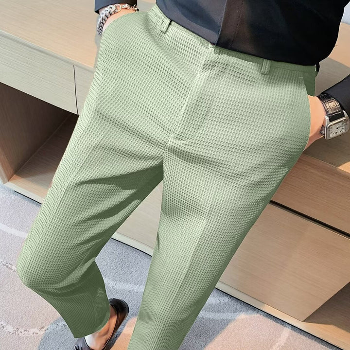 Herren Slim-Fit Hose Dominic, strukturiert. Modern für Frühling & Büro. Elegant, komfortabel & vielseitig.