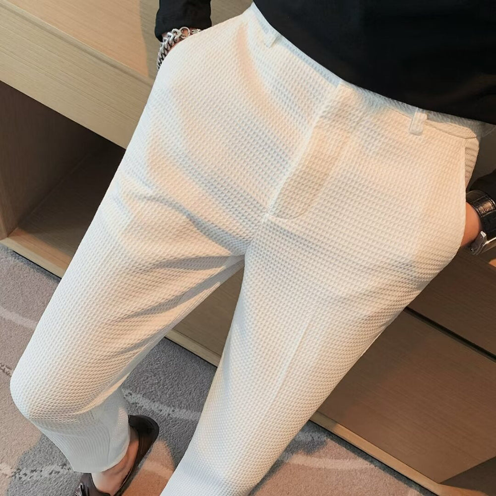 Nahaufnahme: Strukturierte Herren Slim-Fit Hose Dominic. Detailierter Stoff, ideal für Business & Casual Looks im Frühling.