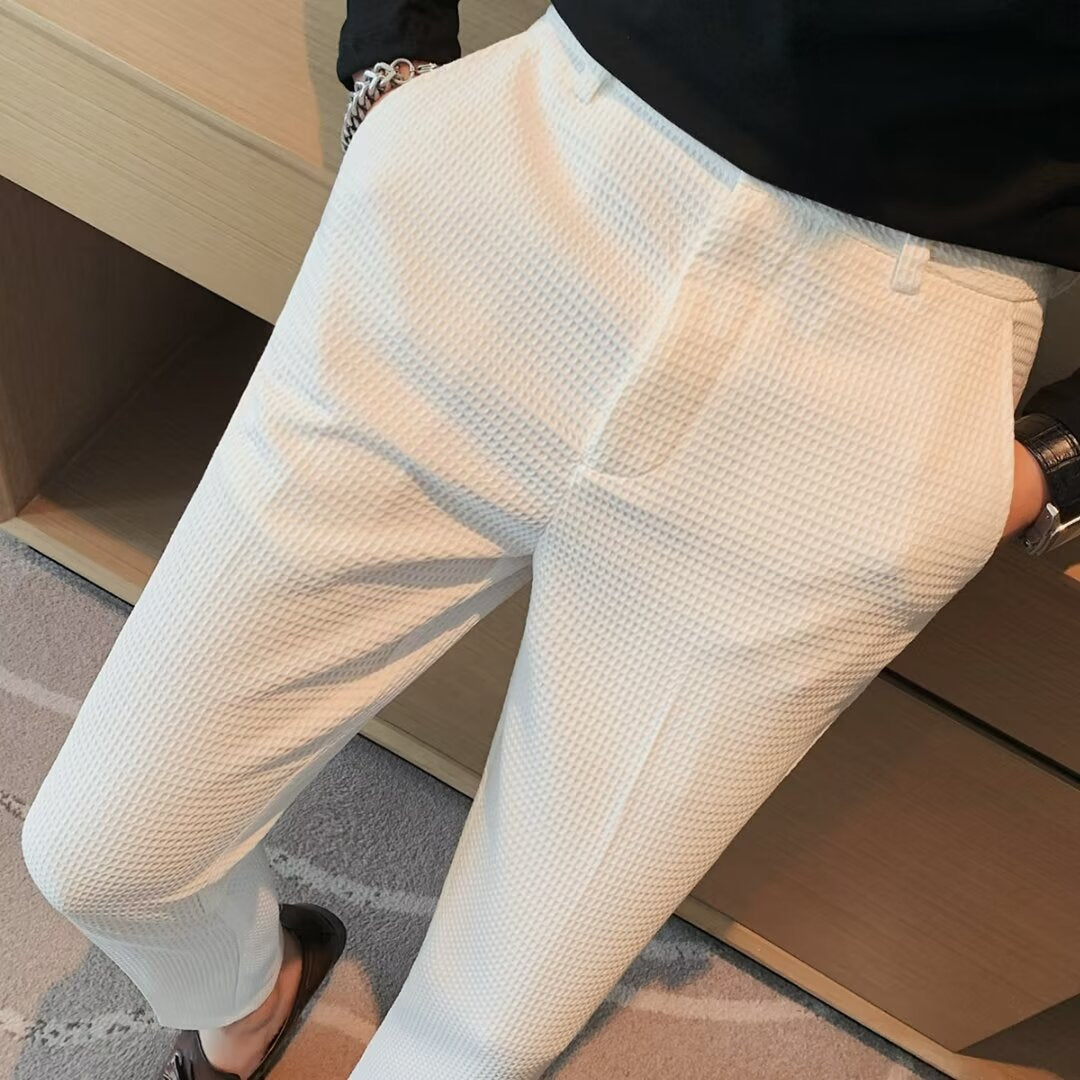 Nahaufnahme: Strukturierte Herren Slim-Fit Hose Dominic. Detailierter Stoff, ideal für Business & Casual Looks im Frühling.