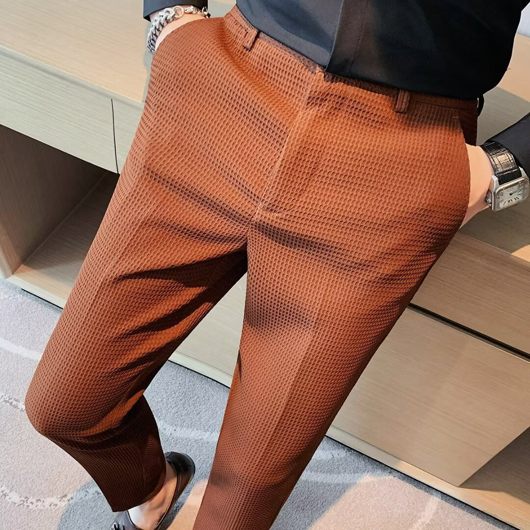 Eleganter Business-Look: Mann trägt strukturierte Slim-Fit Hose Dominic. Perfekt für Büro & stilvolle Frühlings-Outfits.