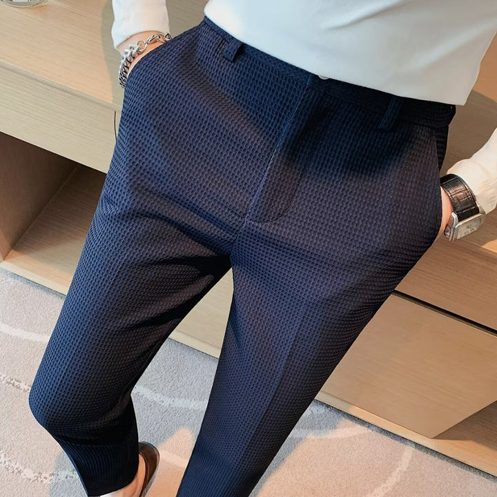 Komfortable, moderne Herren Slim-Fit Hose Dominic mit strukturierter Oberfläche. Vielseitig für Büro, Casual & Frühling.