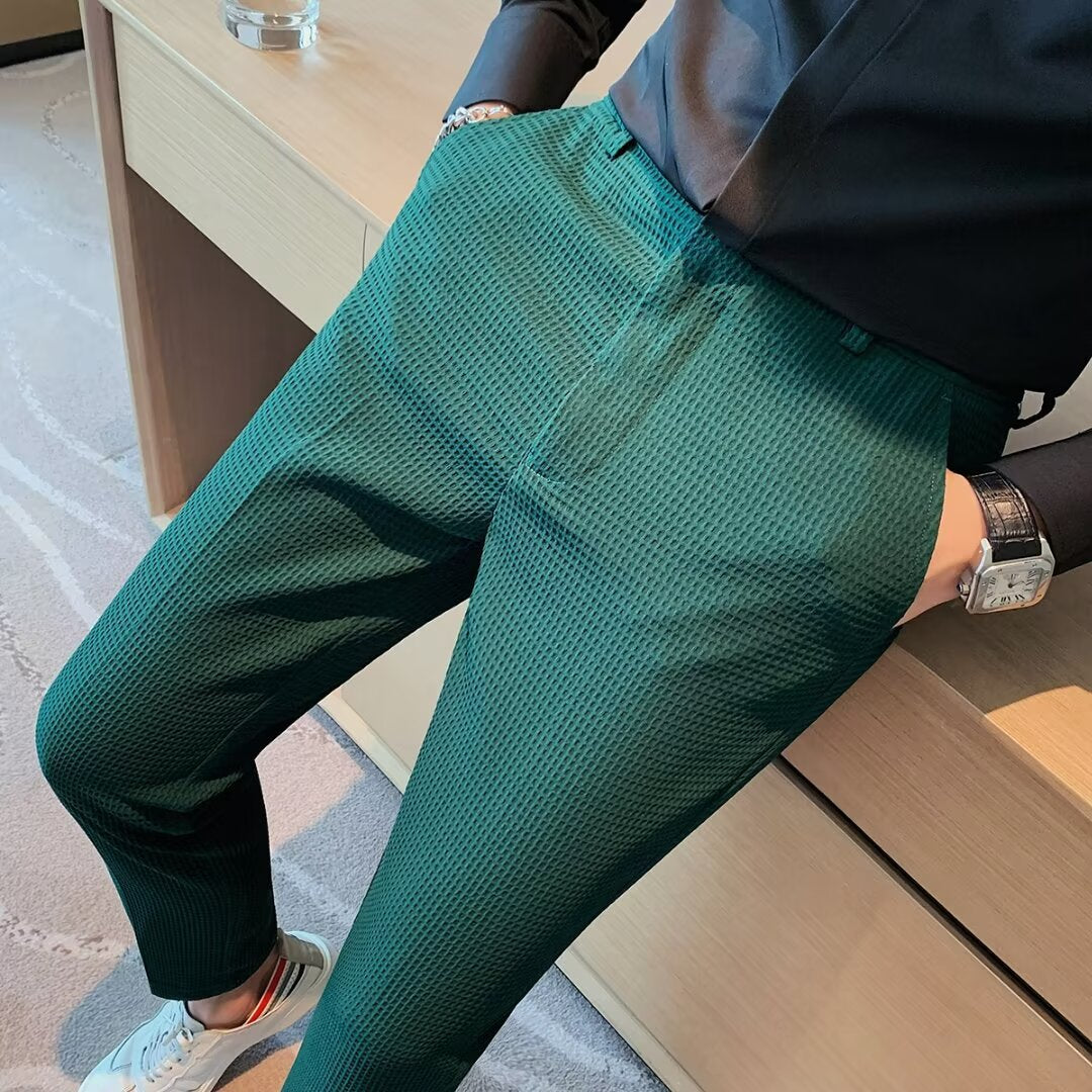 Ganzansicht: Mann in strukturierter Slim-Fit Hose Dominic. Ideal für elegante Frühlings-Looks & den modernen Büroalltag.