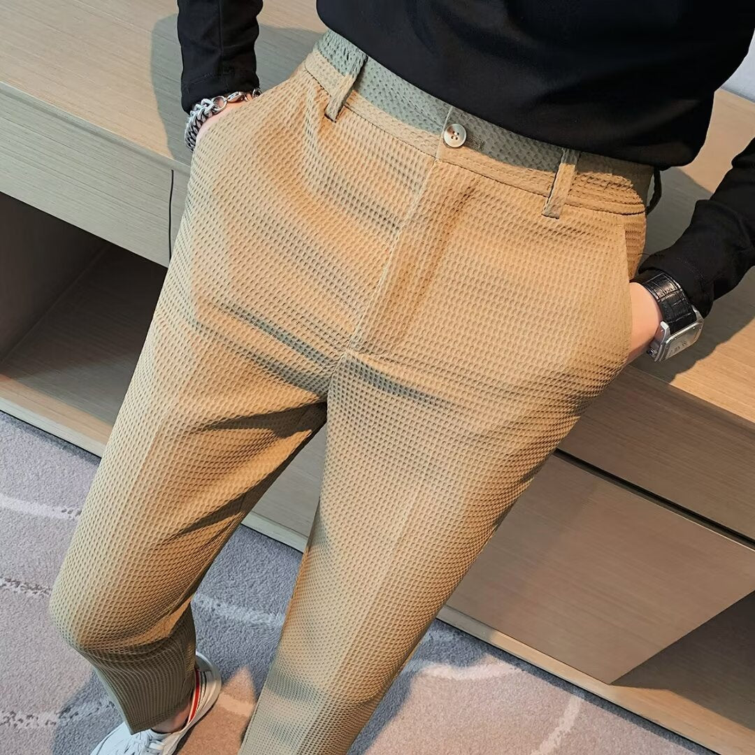 Strukturierte Herren Slim-Fit Hose Dominic. Hochwertiger Stoff für Büro & Frühling. Elegant, modern & bürotauglich.