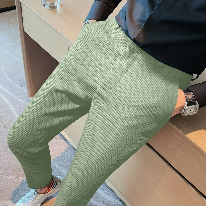 Frühlings-Outfit mit strukturierter Herren Slim-Fit Hose Dominic. Modern, elegant & komfortabel für Büro & Freizeit.