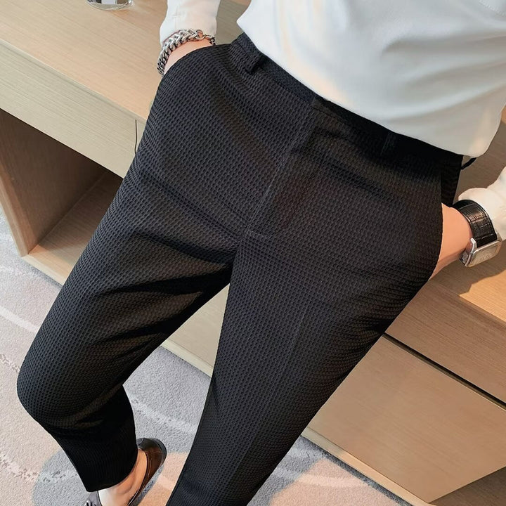 Detailansicht der strukturierten Slim-Fit Hose Dominic für Herren. Modern, elegant, perfekt für Frühling & Büro.