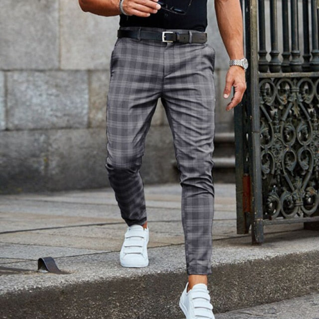 Herren-Slim-Fit-Hose mit elegantem Karomuster, schmal zulaufendem Bein. Ideal für Business & Smart Casual Männermode.
