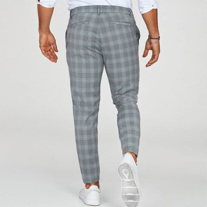 Moderne, schmal geschnittene Herrenhose mit dezentem Karomuster. Bequemer Slim Fit für stilvolle Freizeit- und Alltagsmode.