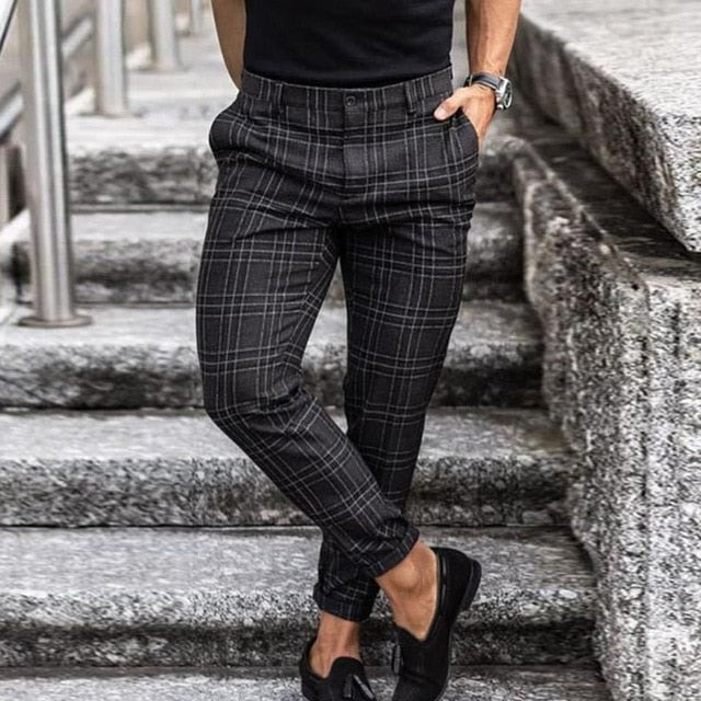 Trendige Karohose für Herren, Slim Fit Design. Männermode mit schmal zulaufendem Bein für einen smarten, modernen Look.