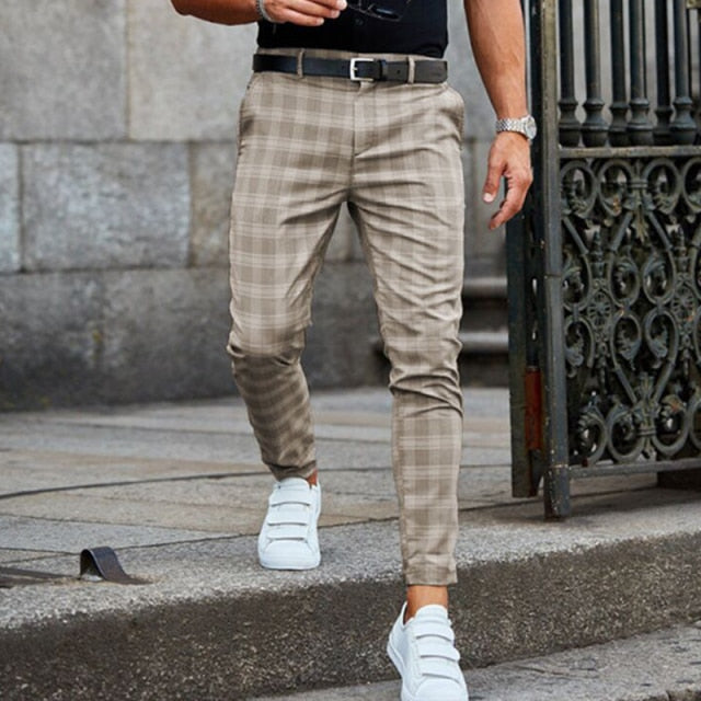 Hochwertige Slim Fit Herrenhose mit feinem Karomuster. Schmal zulaufendes Bein für elegante Anlässe und Business-Stil.