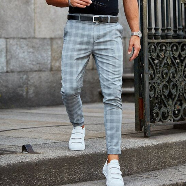 Vielseitige Herren-Karohose, Slim Fit, mit schmal zulaufendem Bein. Kombinierbar für Business, Smart Casual und Freizeit-Outfits.