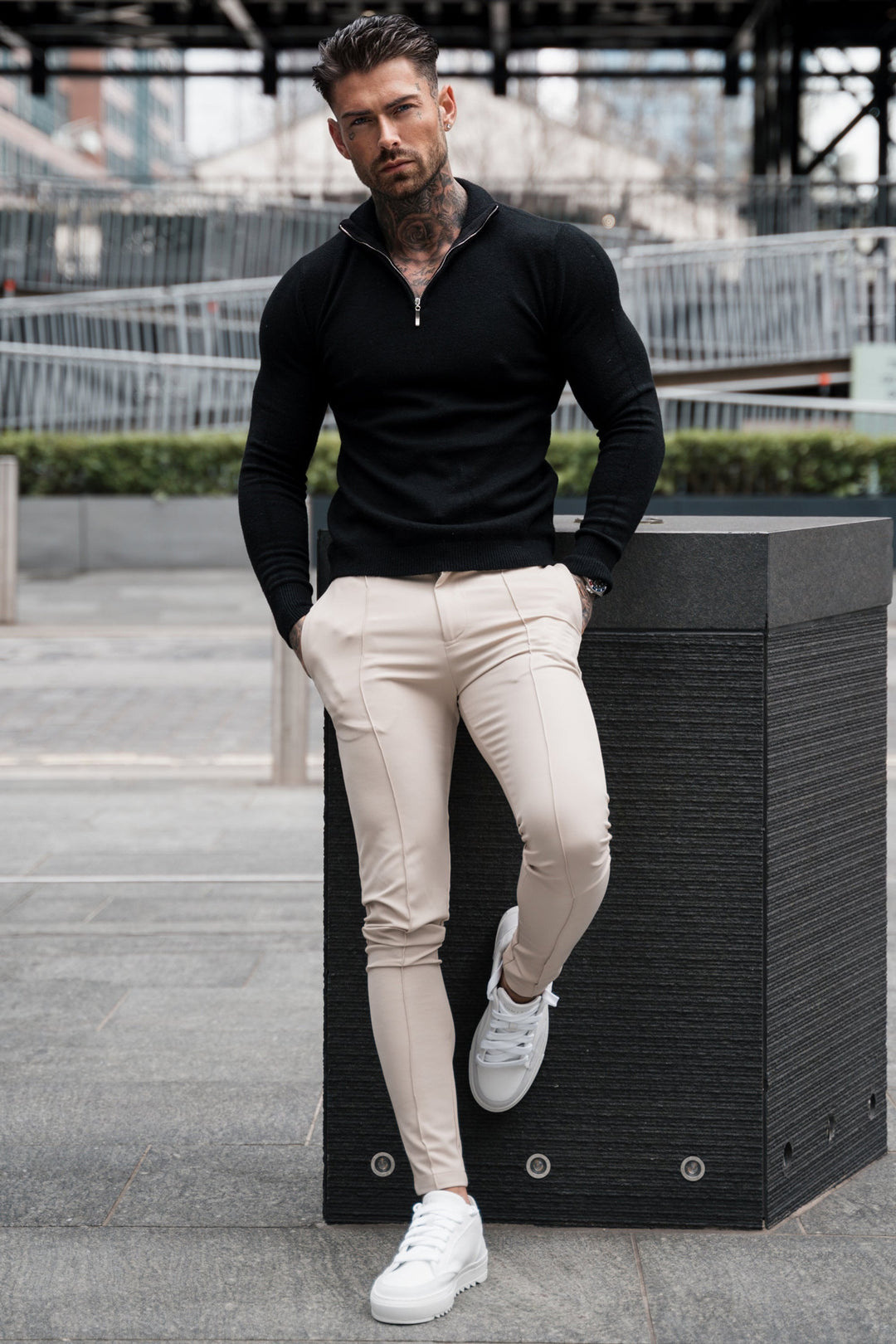 Schwarze Slim-Fit Hose für Herren, elegante Frühlingsmode, schmal geschnitten & vielseitig für Business-Looks.