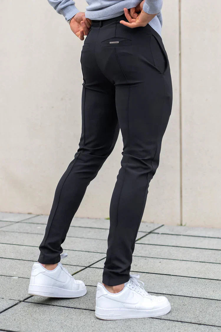Hochwertige Herren Tapered Hose in Grau, schmal geschnitten und stilvoll für Business & Freizeit im Frühling.
