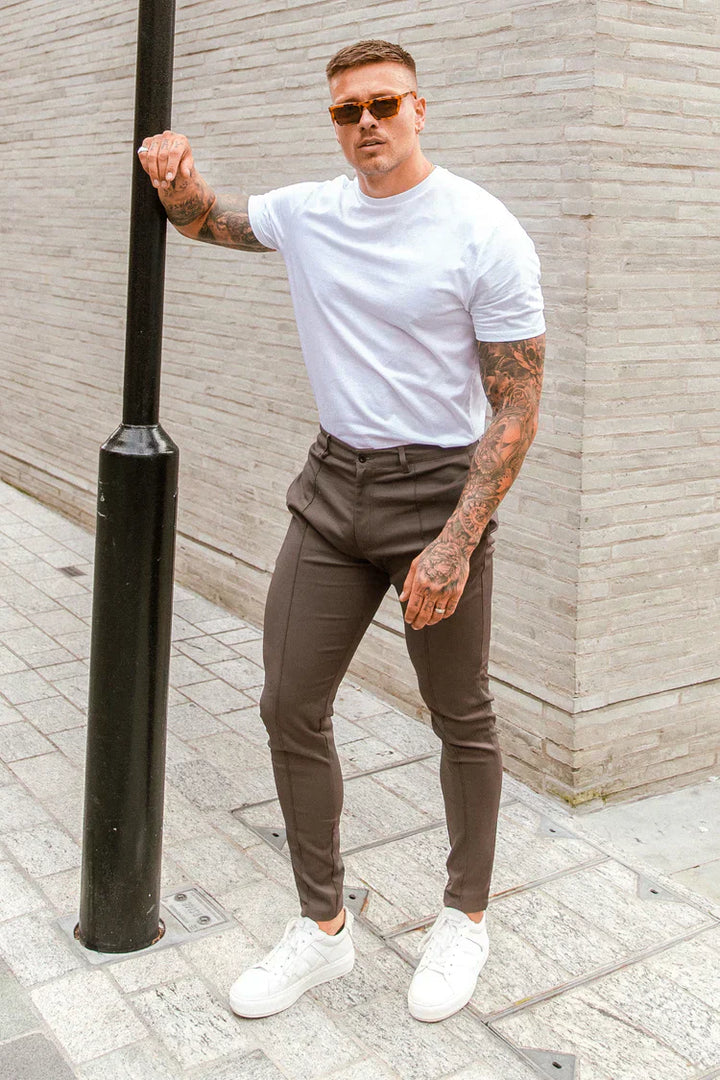 Elegante schwarze Slim-Fit Hose für Herren, vielseitig kombinierbar für den modernen Frühlings-Business-Look.