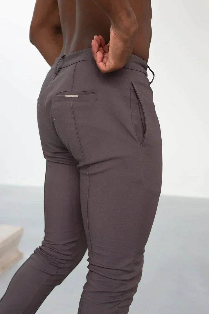 Schmal geschnittene Herren Tapered Hose, moderner Slim-Fit, ideal als komfortable Frühlingshose.