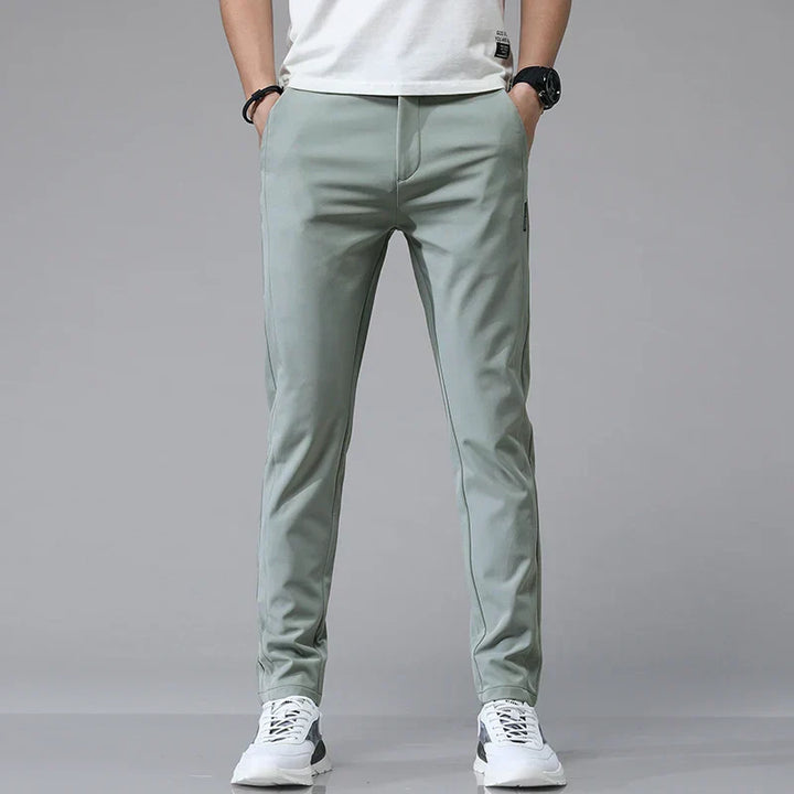 Herren Slim Fit Stretchhose in Grau, atmungsaktiv & bequem, perfekt für Business Casual oder Freizeit.