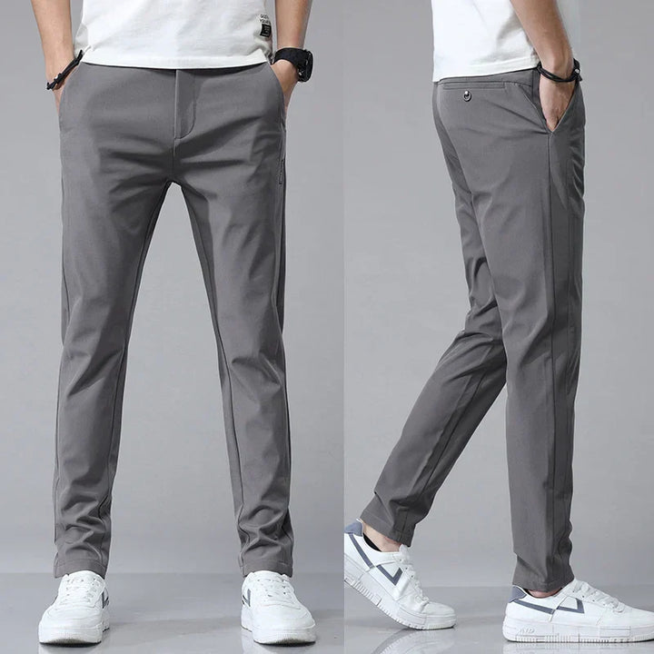 Nahaufnahme einer bequemen Herren Slim Fit Stretchhose, zeigt Stofftextur und perfekte Passform.