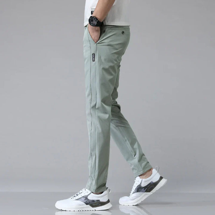 Mann trägt moderne Herren Slim Fit Stretchhose in Dunkelblau, kombiniert mit Business Hemd.