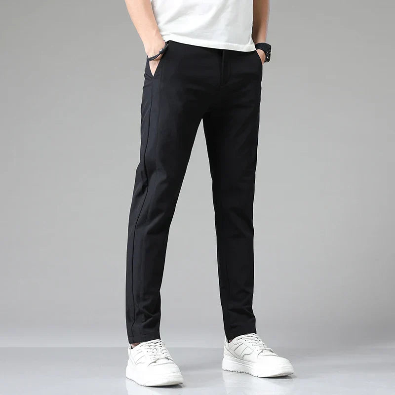 Detailansicht der hochwertigen Herren Slim Fit Hose in Beige, betont Stretch und atmungsaktive Qualität.