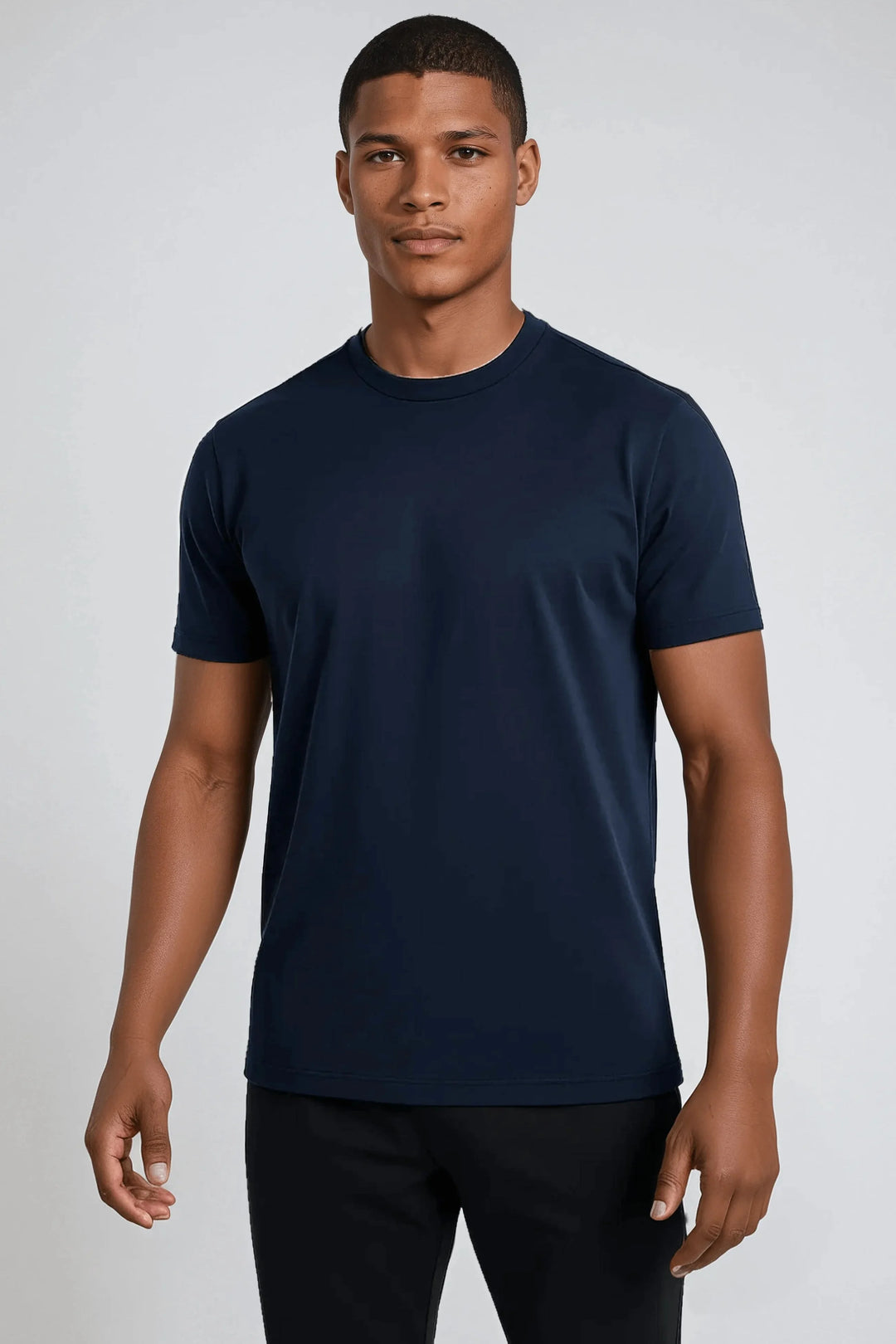Herren Slim Fit T-Shirt in Marineblau. Dieses stilvolle und bequeme Basic ist perfekt für modebewusste Männer.
