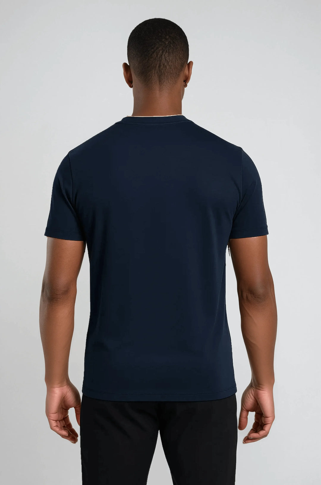 Marineblaues Slim Fit Herren T-Shirt. Ein elegantes und bequemes Oberteil für den modernen Mann, ideal für Freizeit.