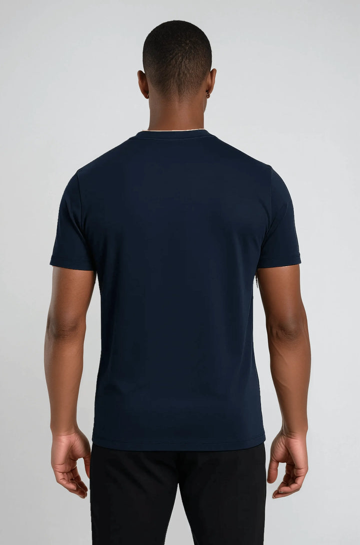 Marineblaues Slim Fit Herren T-Shirt. Ein elegantes und bequemes Oberteil für den modernen Mann, ideal für Freizeit.