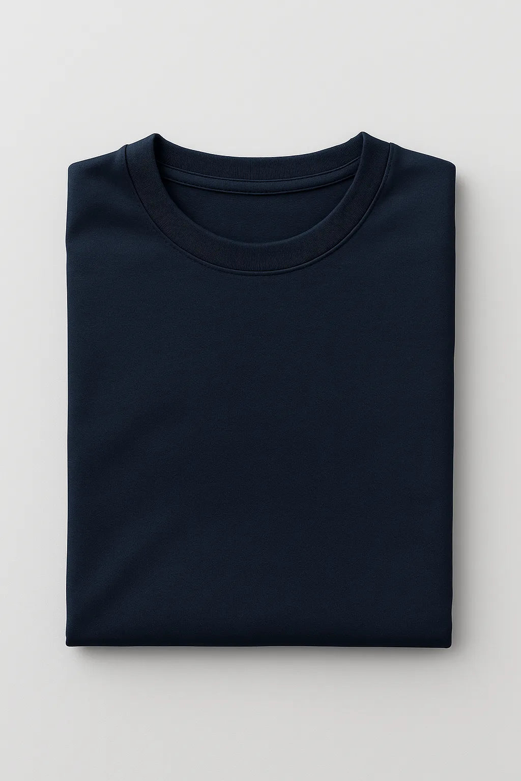 Modisches marineblaues Herren Slim Fit T-Shirt, kombiniert mit Jeans. Bequemes und vielseitiges Freizeitoberteil.
