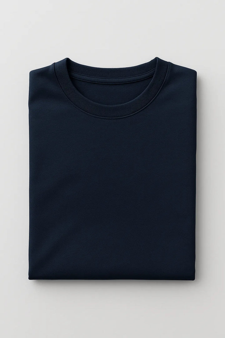 Modisches marineblaues Herren Slim Fit T-Shirt, kombiniert mit Jeans. Bequemes und vielseitiges Freizeitoberteil.